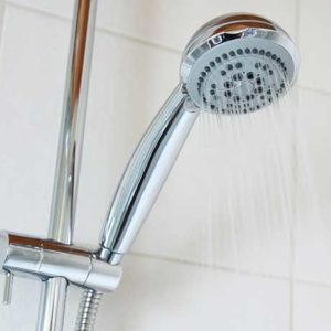 Comment déboucher sa douche sans produits chimiques